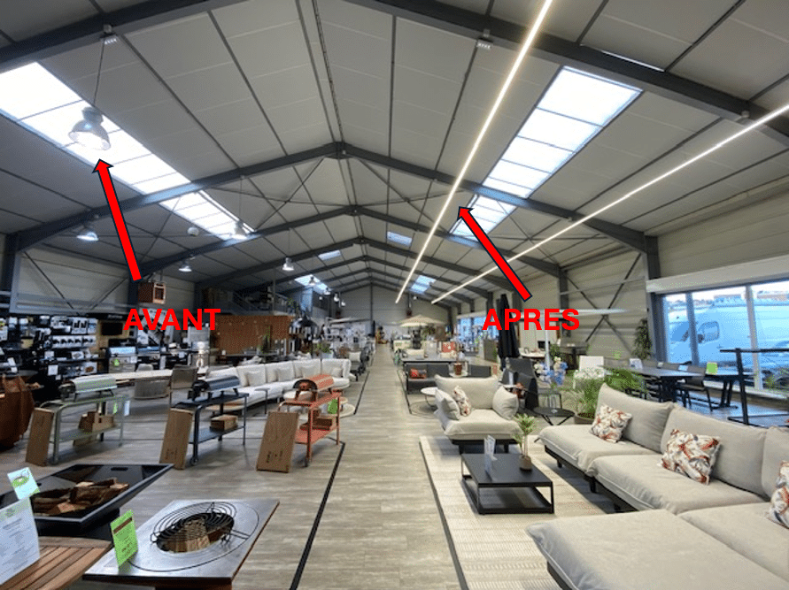 Éclairage showroom : avant suspensions, après rampes LED linéaires. Mobilier de jardin en exposition.