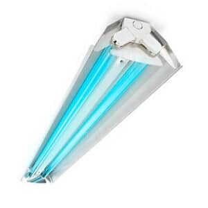 Lampe de désinfection UV-C à tubes bleus et réflecteur métallique.